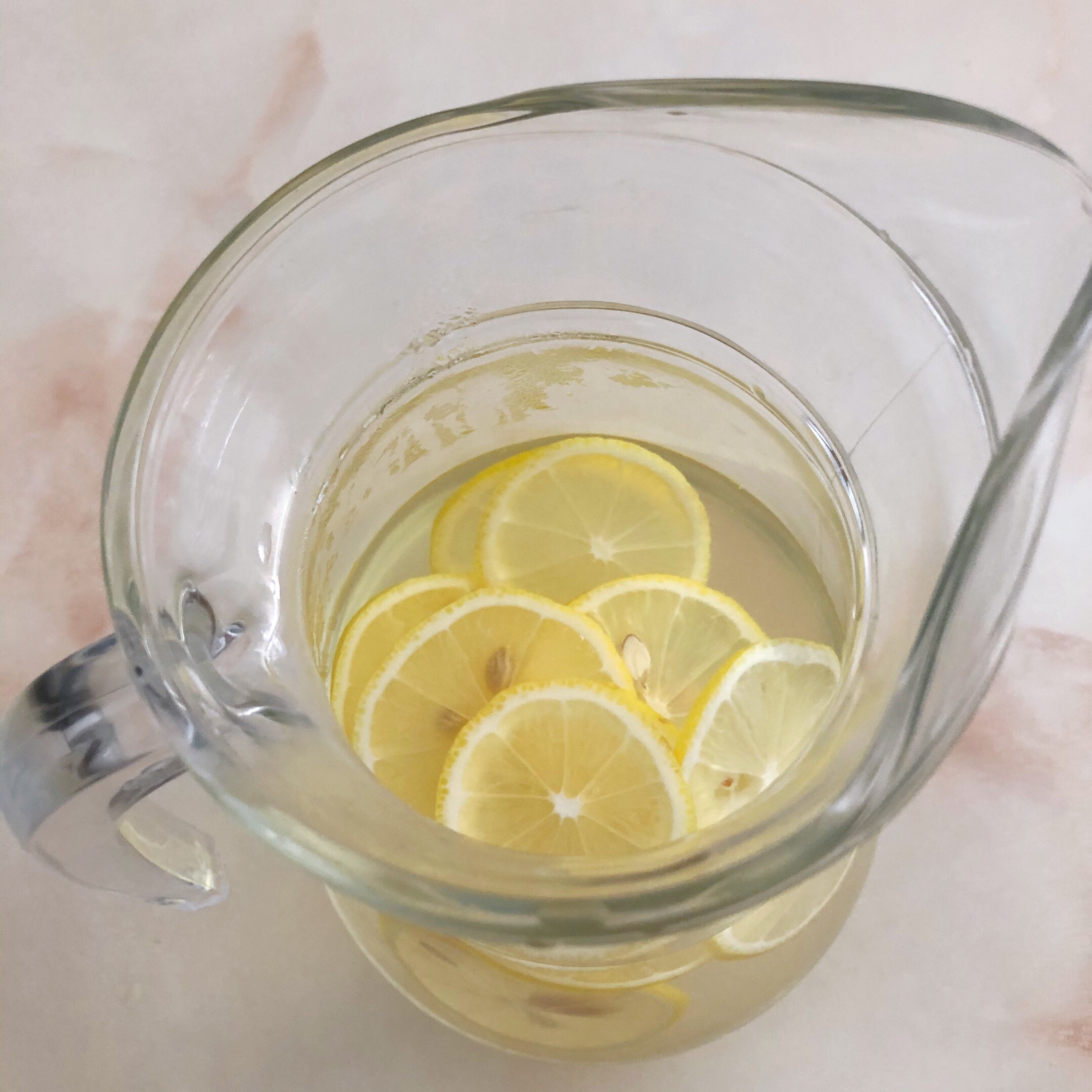 夏日必备：清爽蜂蜜柠檬水