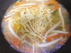 低脂饱腹白玉菇鲜蔬汤的做法 步骤5