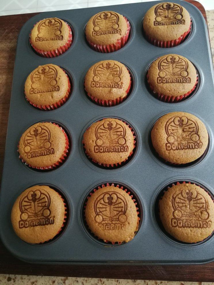 不皱不裂圆润饱满原味戚风纸杯蛋糕