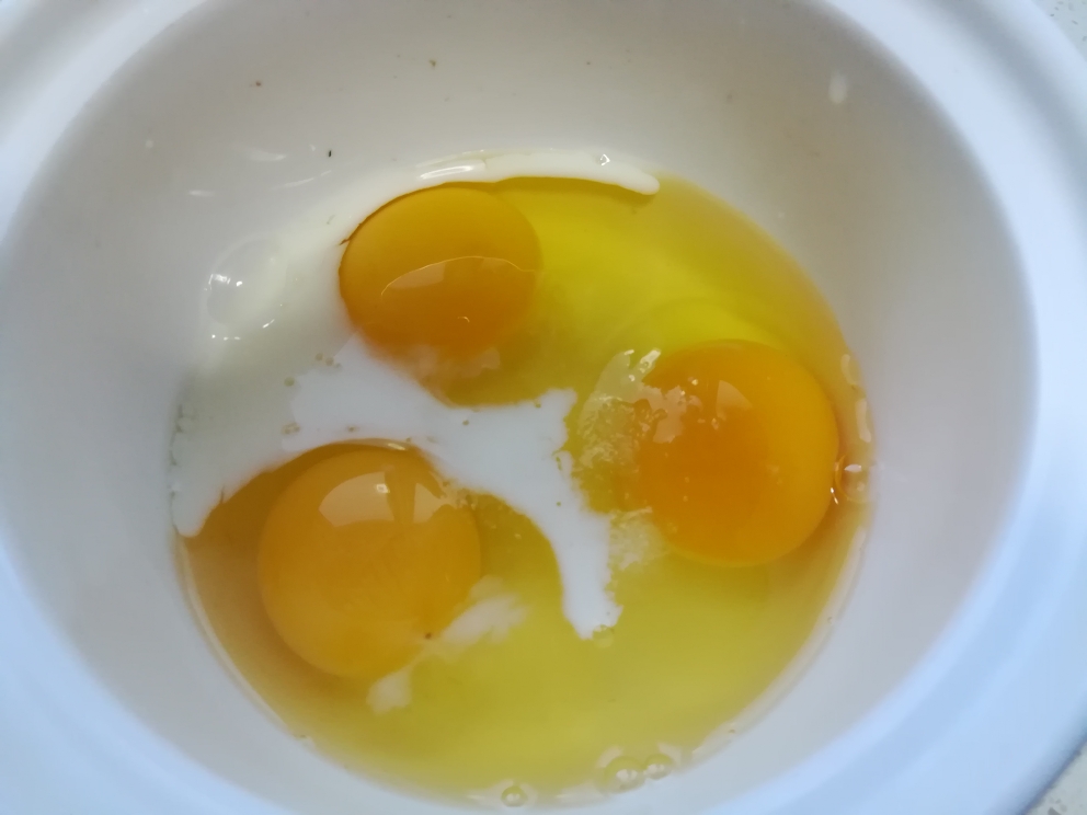 10分钟搞定美味营养早餐~鸡蛋卷（玉子烧）的做法 步骤2