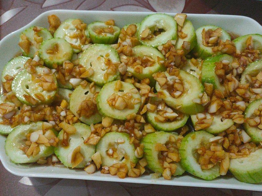 只需要五分钟就可以的美味蒜蓉蒸丝瓜