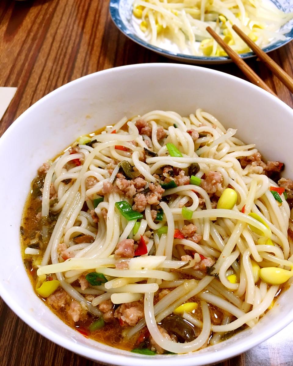 水仙花瓣77做的肉沫豆芽面