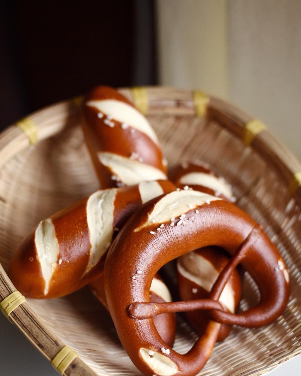 德国碱水面包Brezen（普雷节、巴伐利亚面包、扭结面包）