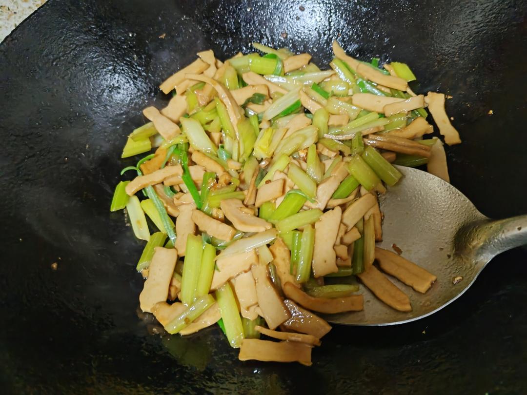 午餐晚餐简单快手下饭菜芹菜炒香干