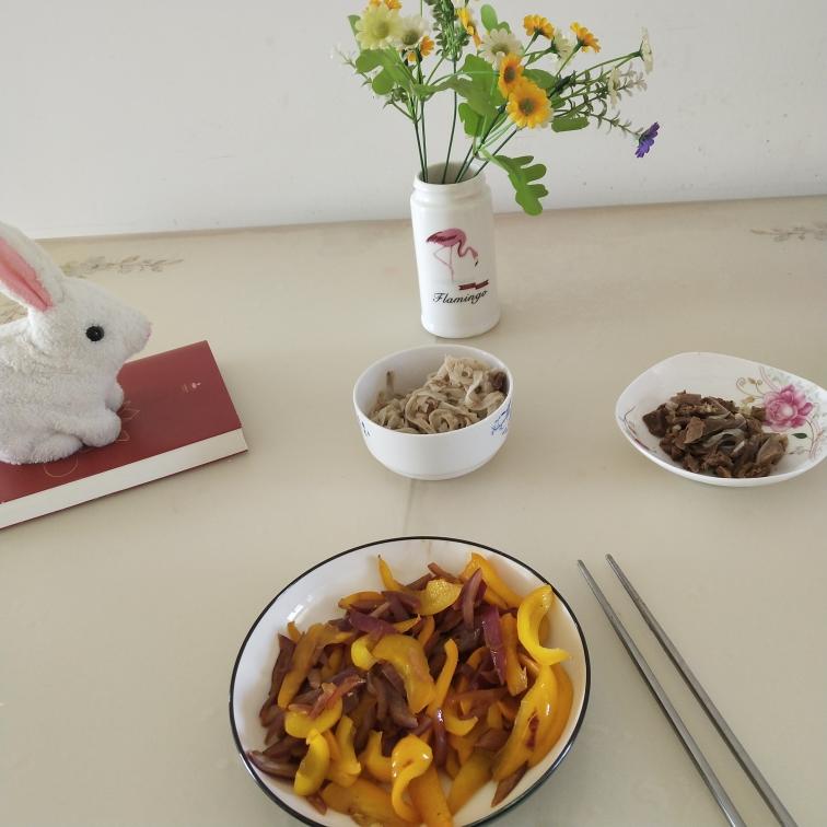 减脂菜——洋葱炒彩椒的做法