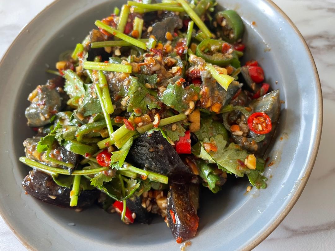 媲美宵夜大排档的香菜拌皮蛋🥚的做法