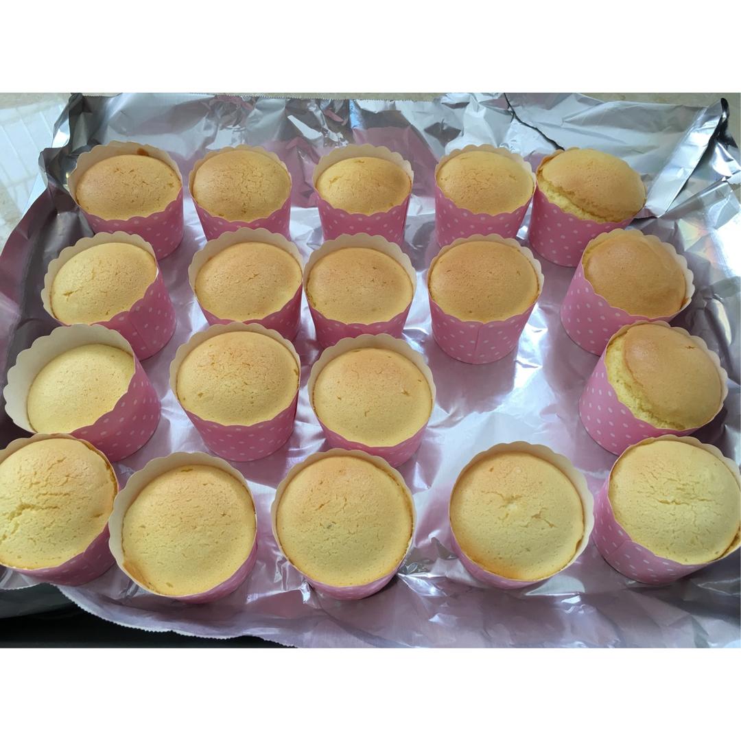 消耗淡奶油之作——淡奶油小蛋糕