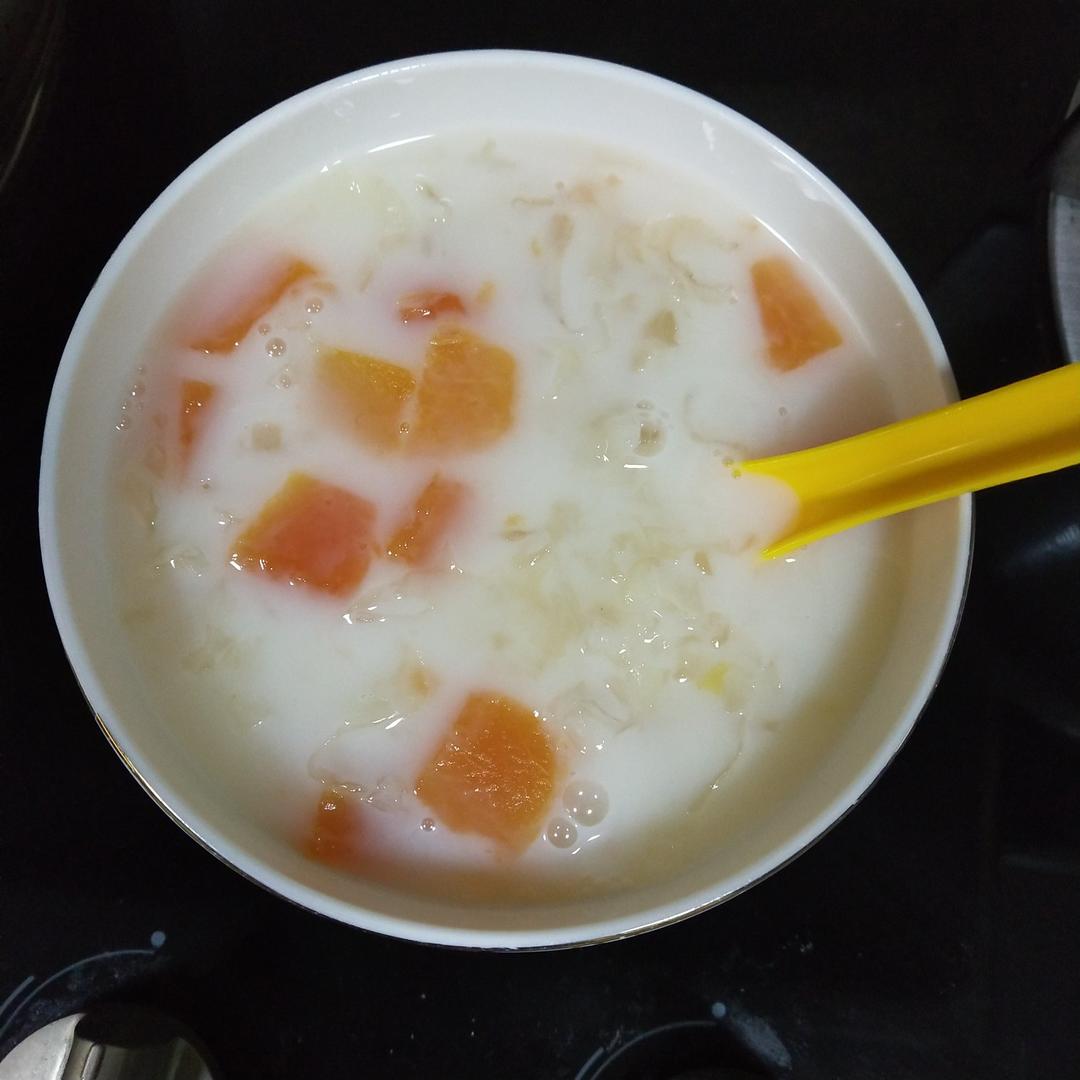 银耳木瓜炖奶