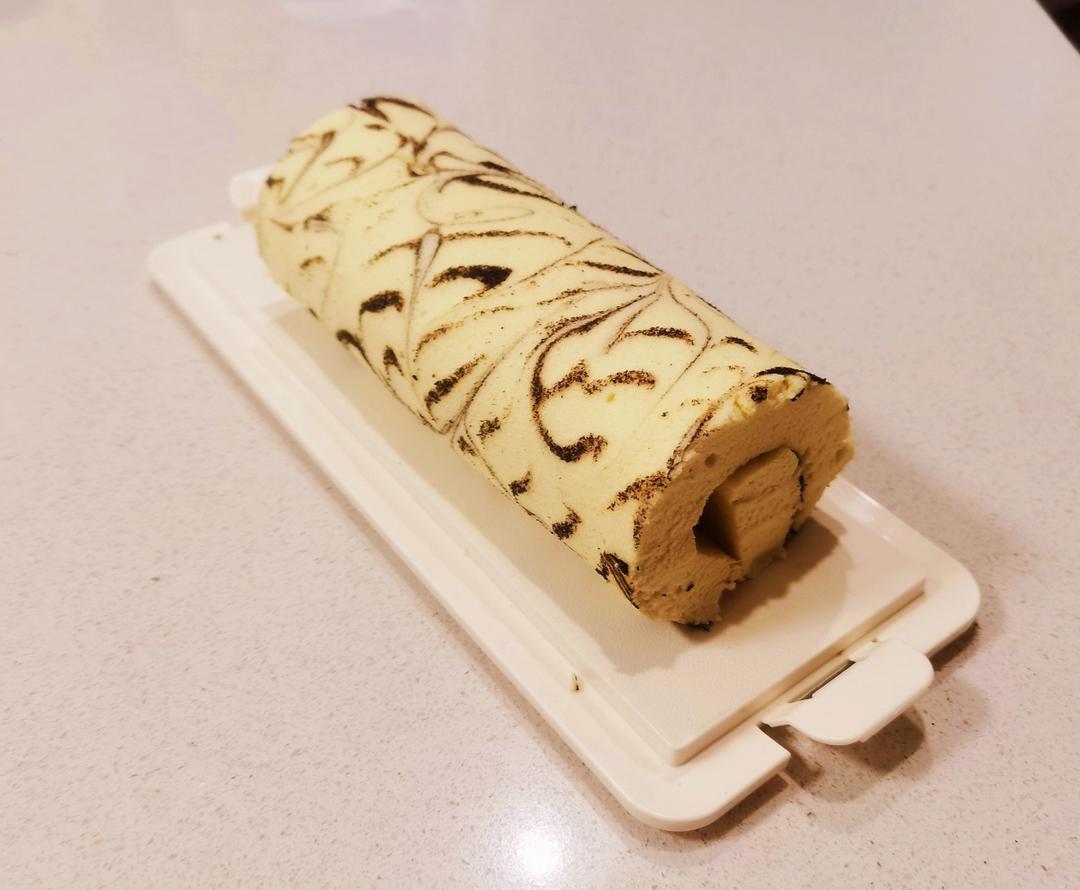 漂亮花纹的蛋糕卷