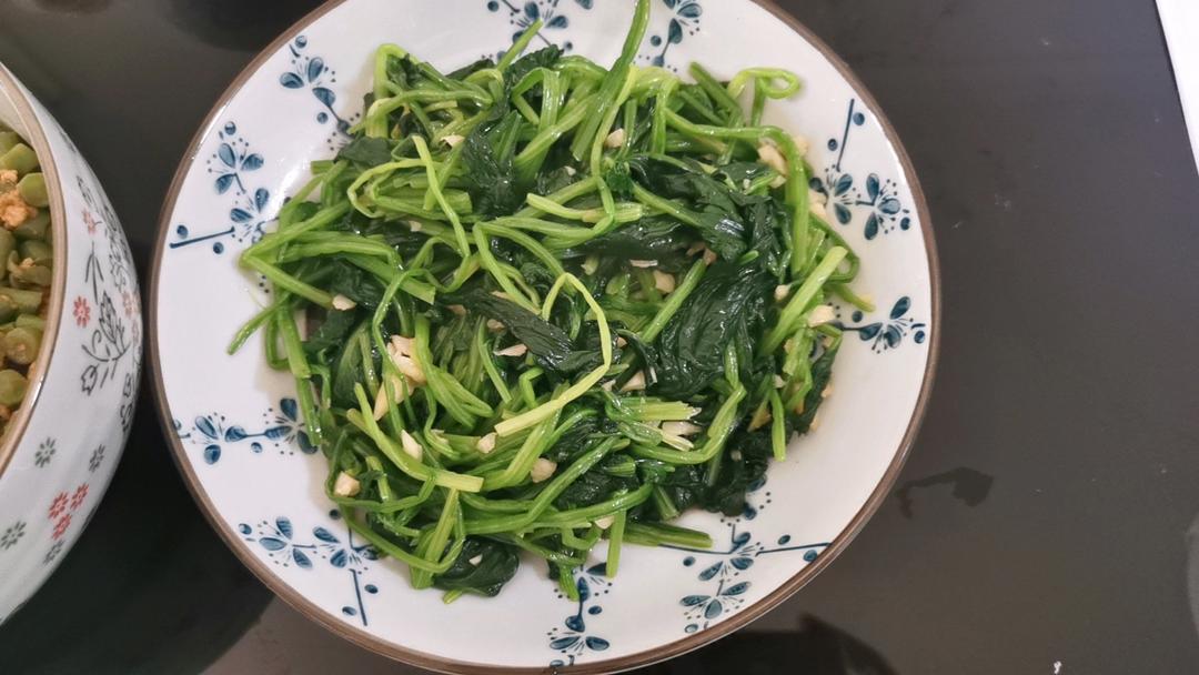 不涩口又嫩的清炒菠菜