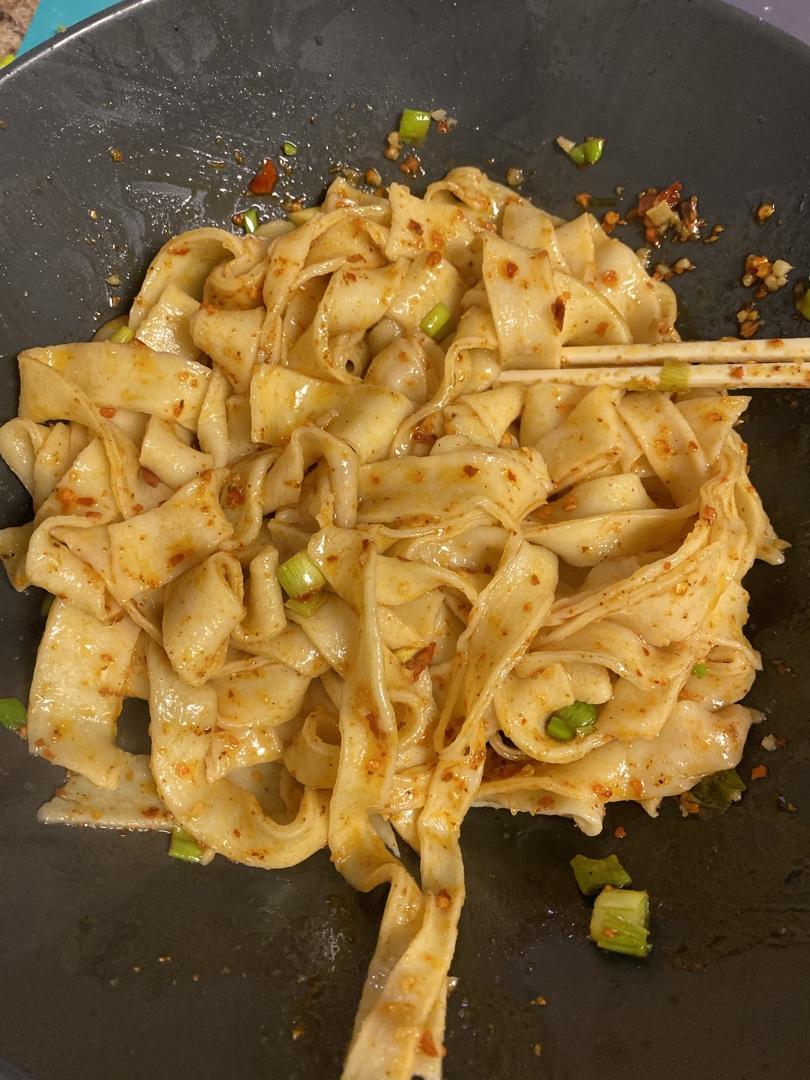 自己在家也能做出美味诱人的油泼辣子面