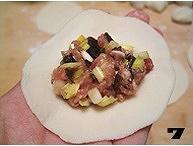 蒜黄鲜肉冰花煎饺的做法 步骤7
