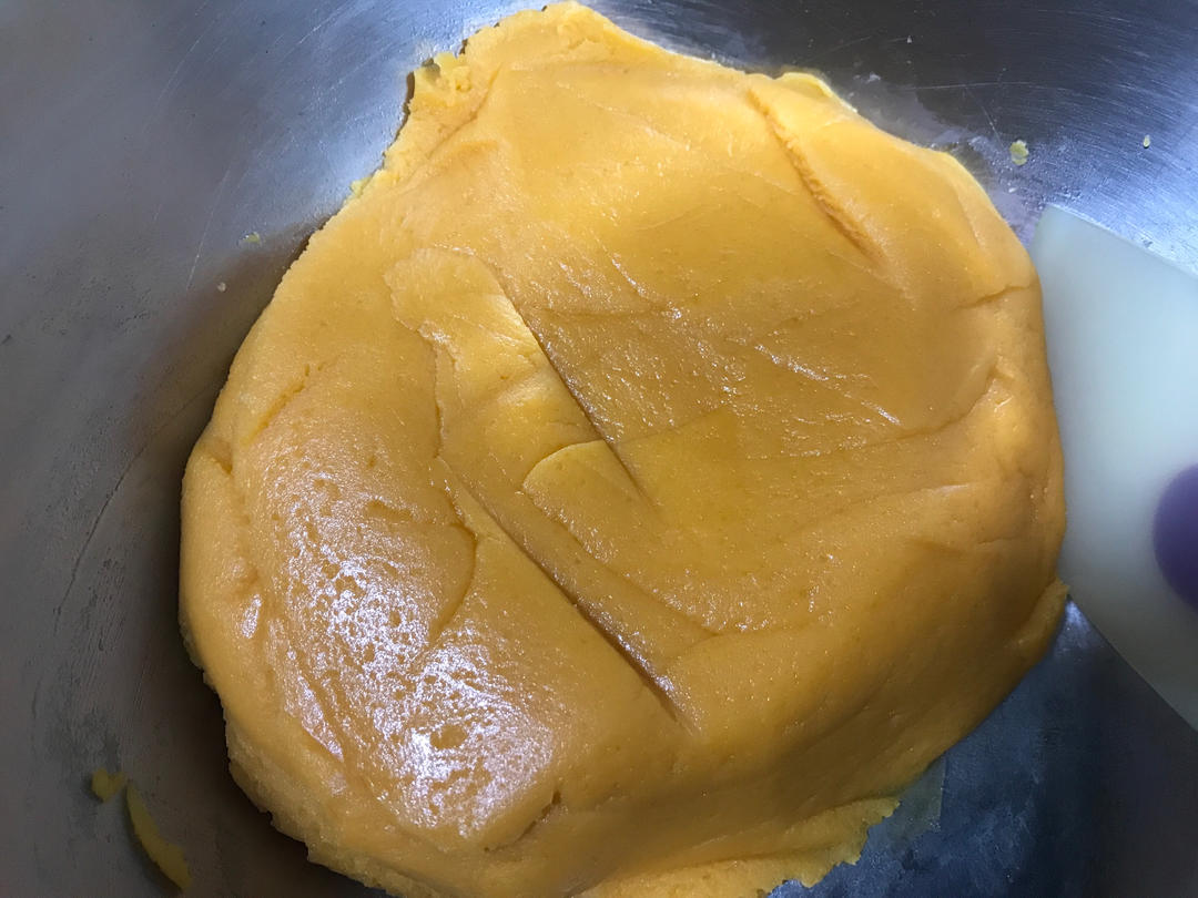 💃奶黄流心月饼——这是可以让你坐稳朋友圈厨霸位置的月饼🥮，没人点赞算我输👎