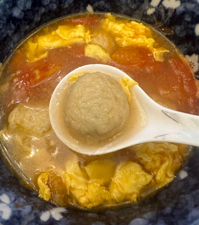 大热天营养开胃番茄鸡蛋鱼圆汤的做法