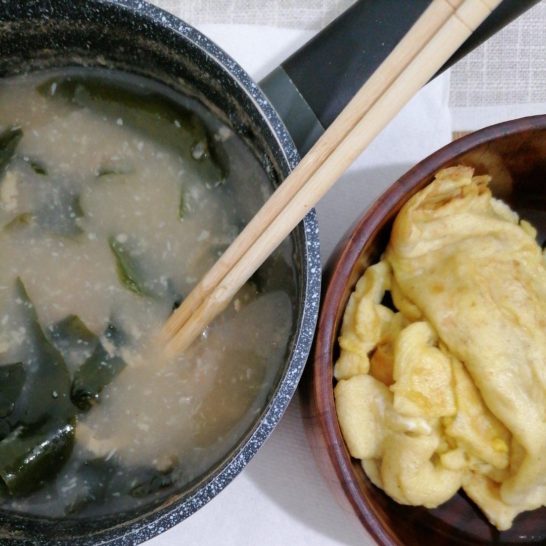 早饭。胡辣汤+鸡蛋饼