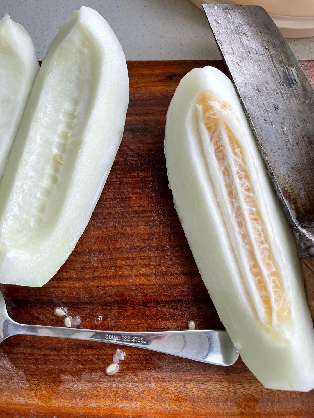 5个这样大小的油瓜酱油瓜(菜瓜,油渣瓜)的做法糖少许麻油少许辣椒酱