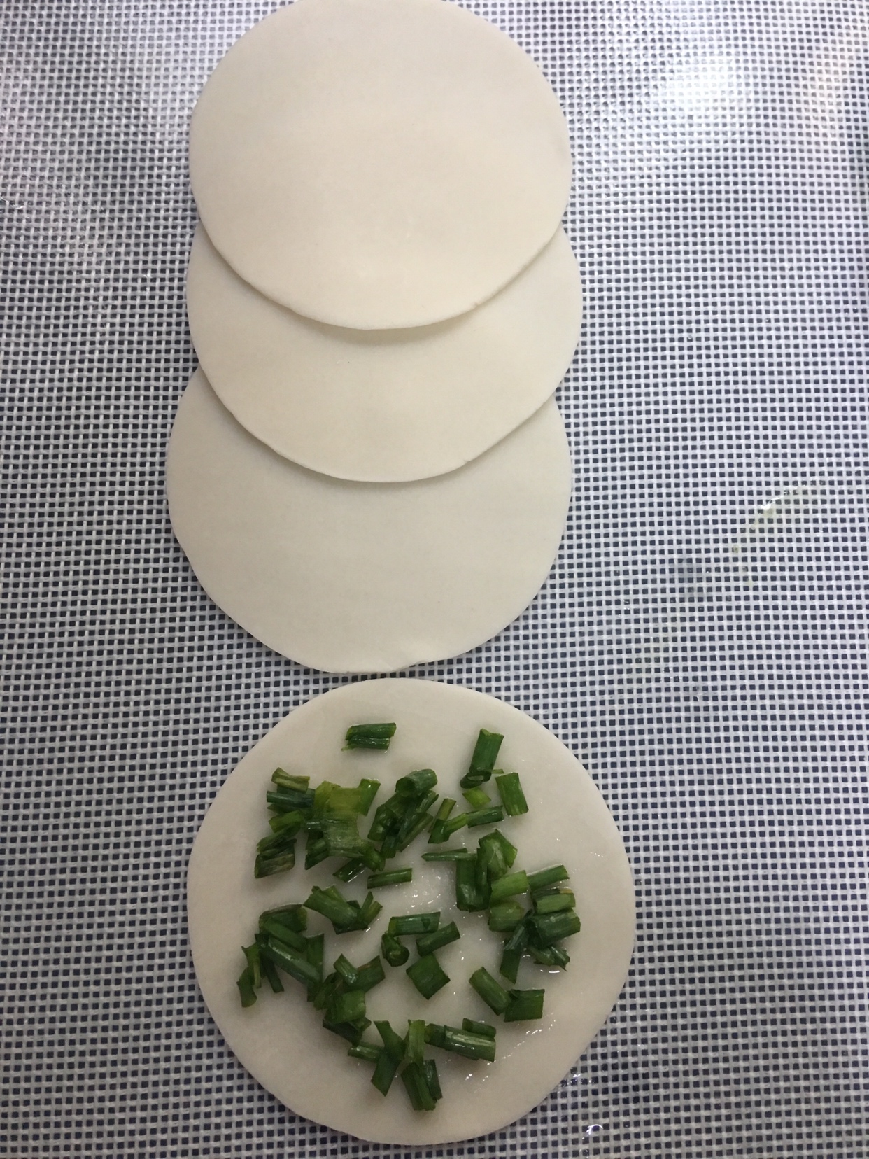 饺子皮版葱油饼的做法 步骤4