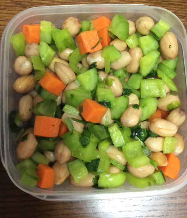 香椿拌香干花生——香脆可口的时令小菜