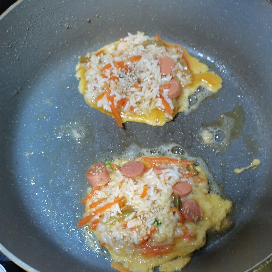 早餐蛋饼，解决剩米饭的好方法，食材随意味道超赞👍