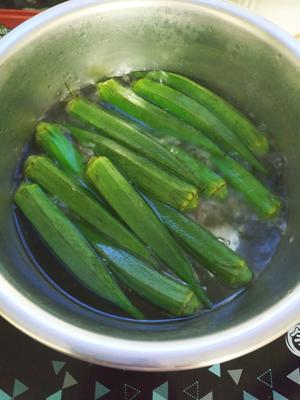 蒜香秋葵～太太乐鲜鸡汁快手菜的做法 步骤3