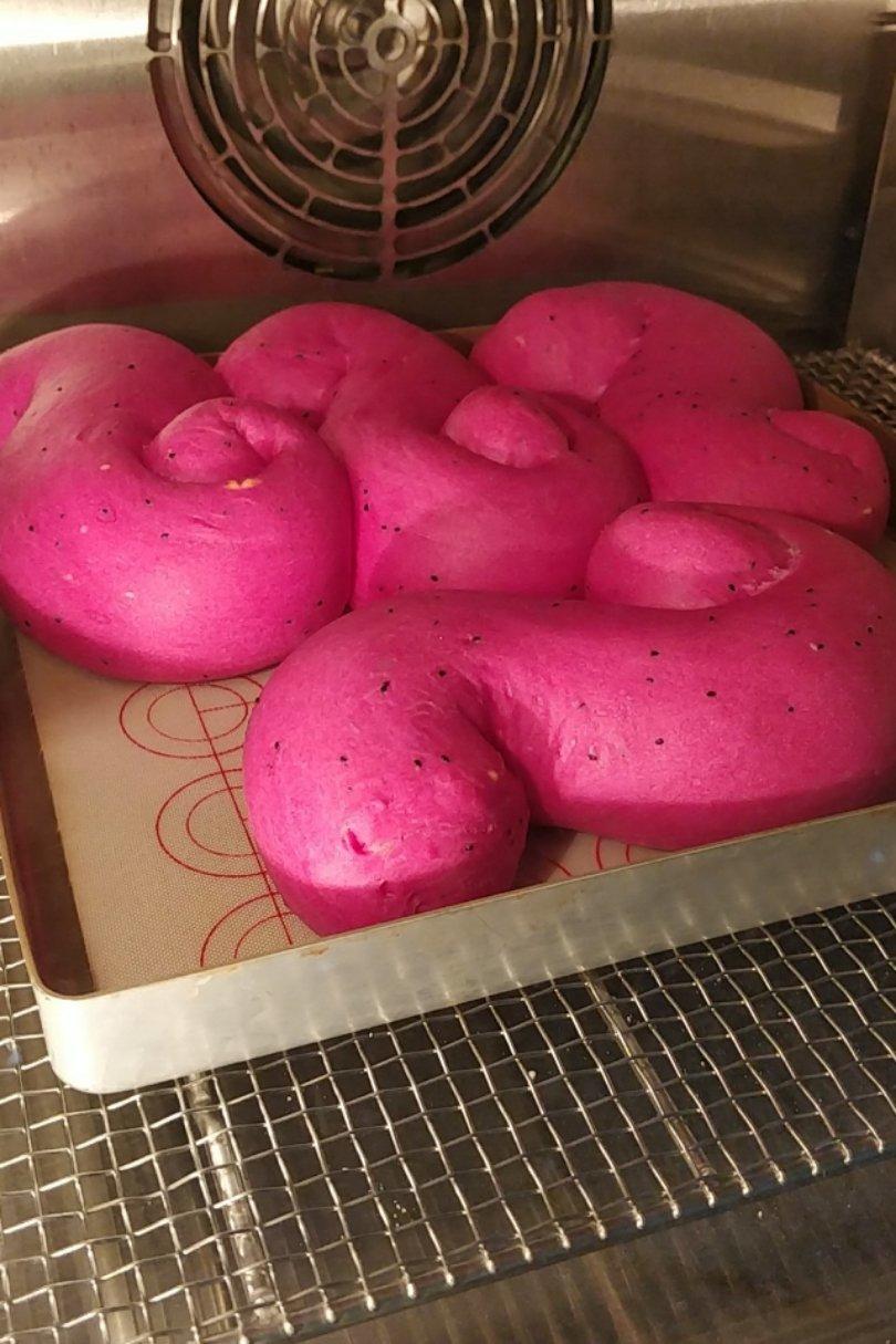 法式红心火龙果软欧餐包-船长家高比克风炉食谱之一