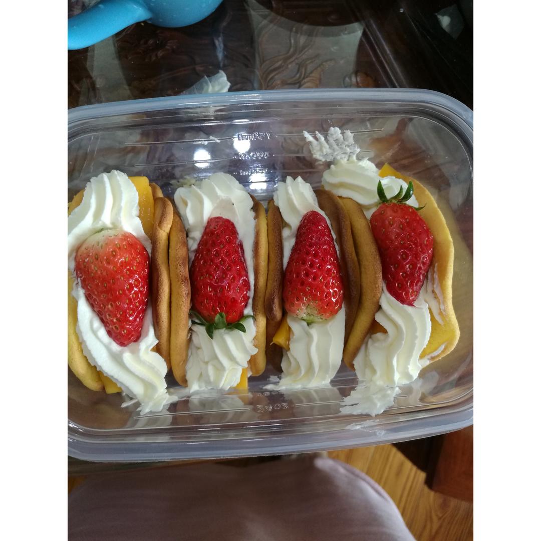 韩国最热门的甜品店Le Bread Lab的草莓蛋糕卷