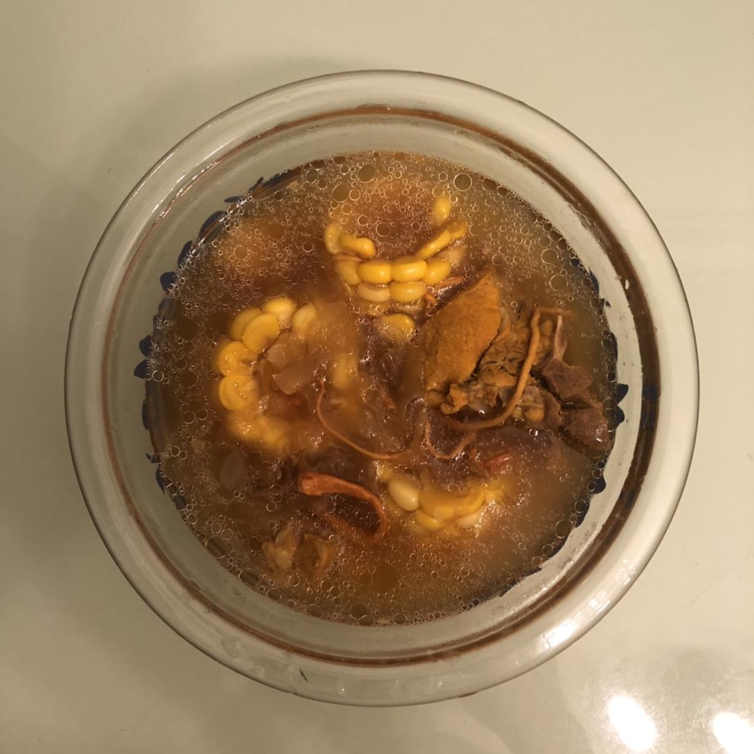 虫草花银耳煲猪腱