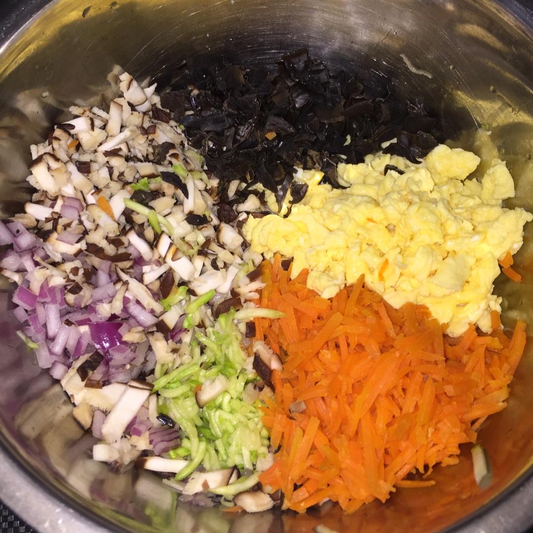 鱼玄晴做的胡萝卜鸡蛋香菇木耳素馅饺子