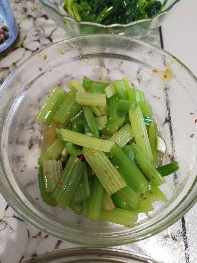 凉拌芹菜花生米胡萝卜