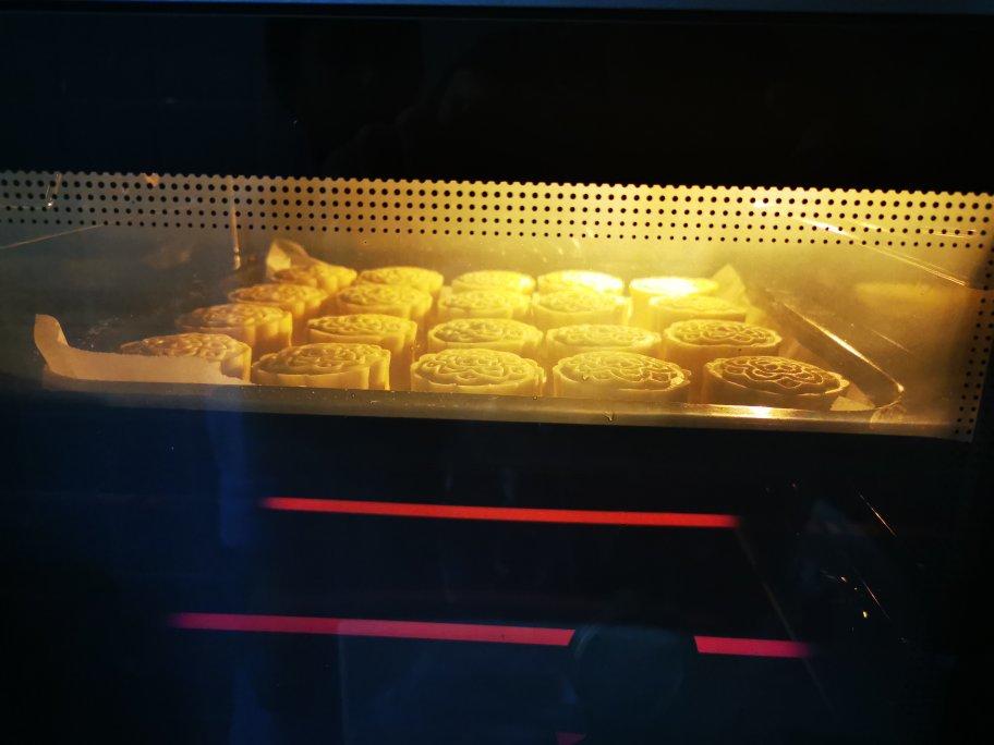 广式莲蓉（豆沙）蛋黄月饼（超详细步骤）