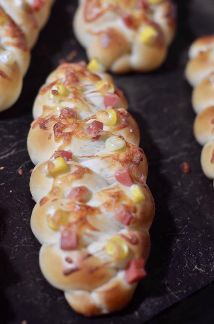 Sara爱烘焙：玉米火腿芝士辫子面包