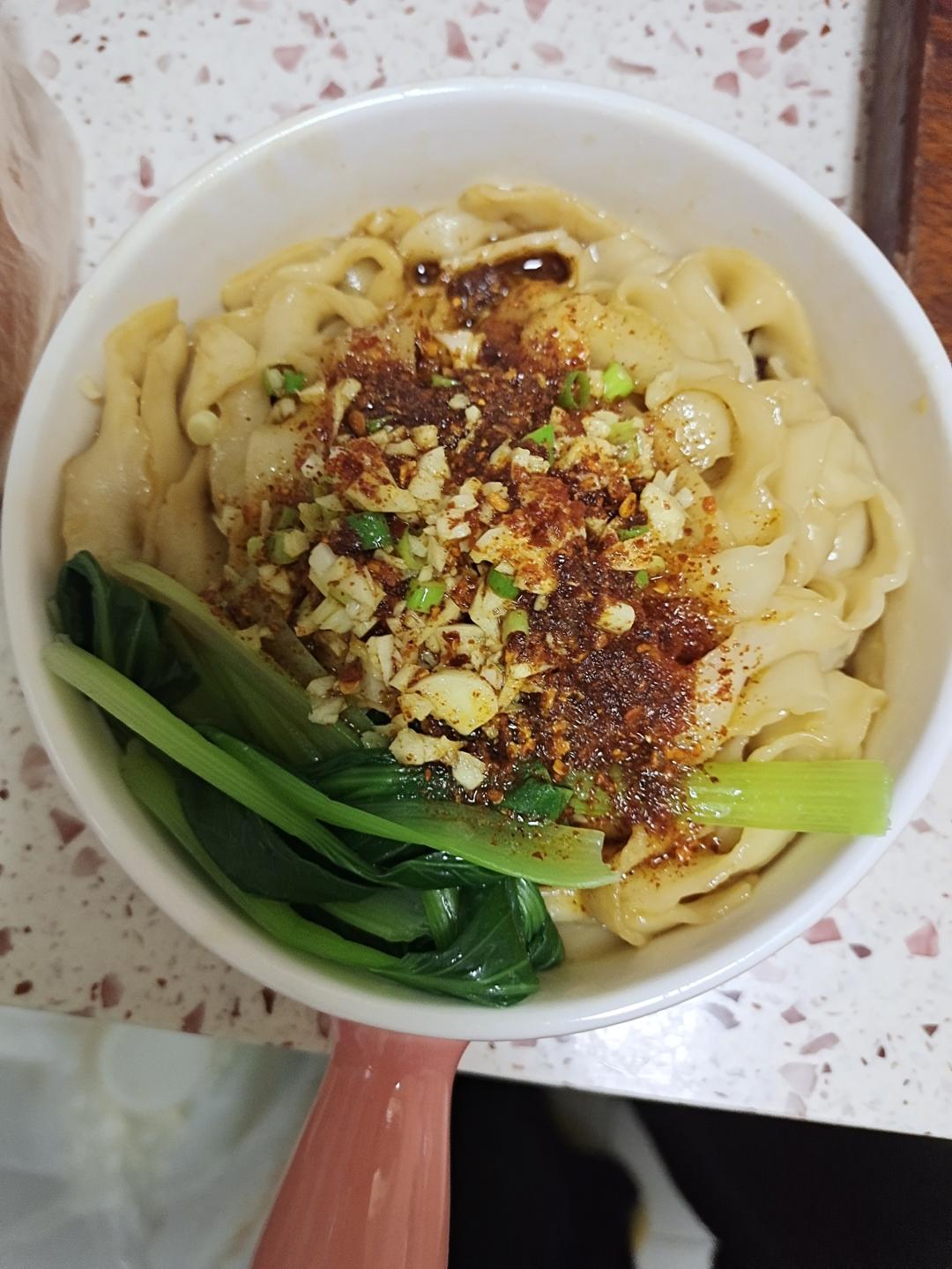 十分钟就能吃上的超简单油泼面