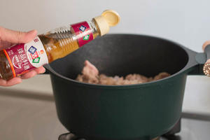 猪手炖莲藕+太太乐鲜鸡汁芝麻香油的做法 步骤2
