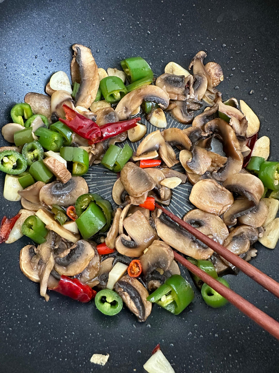 素炒鲜口蘑（白蘑菇），快手家常菜