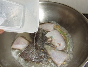 豆酱水煮鱼的做法 步骤3