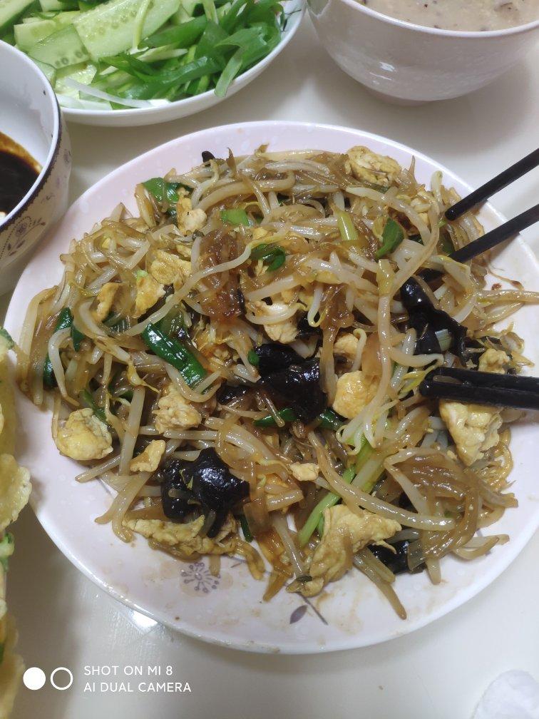 家庭版炒合菜【绿豆芽粉条炒鸡蛋】