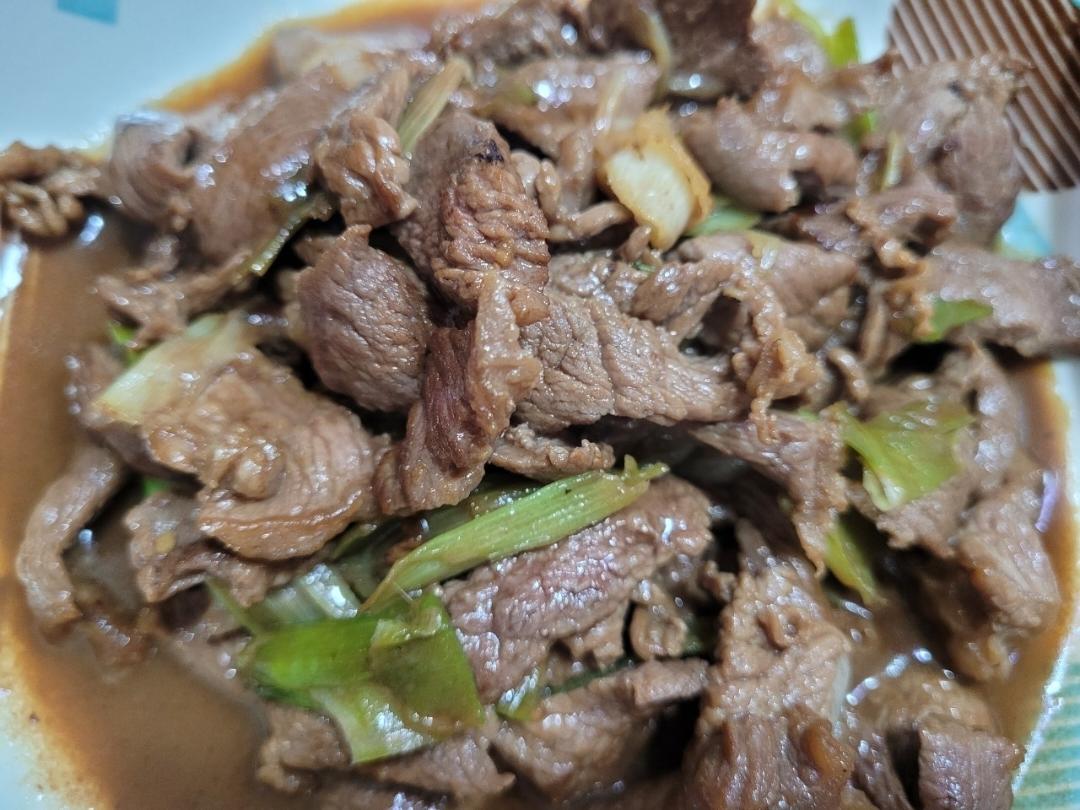 葱香浓郁的葱爆牛肉