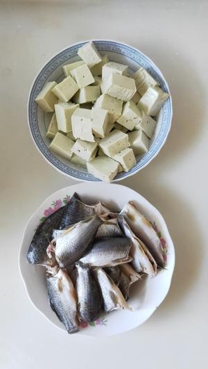 小鲫鱼炖豆腐的做法 步骤1