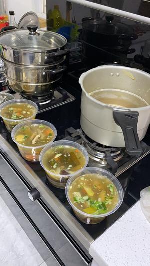 炖海带玉米香菇三黄鸡汤的做法 步骤8