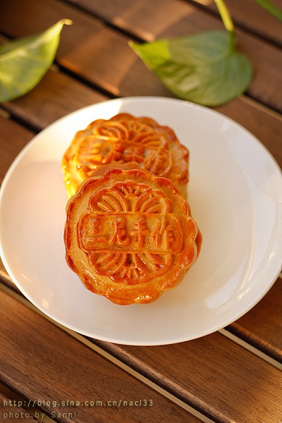 广式蛋黄莲蓉月饼