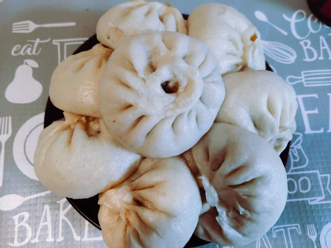松软的素馅包子