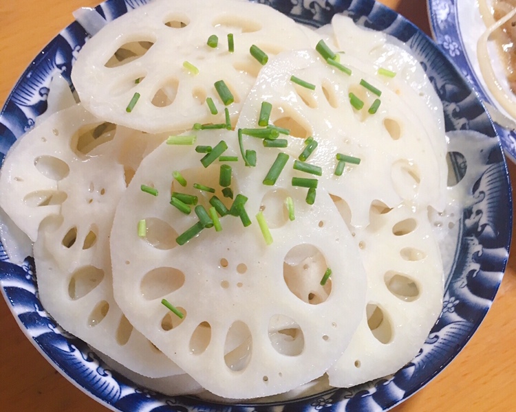 滑炒藕片，超简单的快手菜，生姜炝锅，边炒边点水……的做法