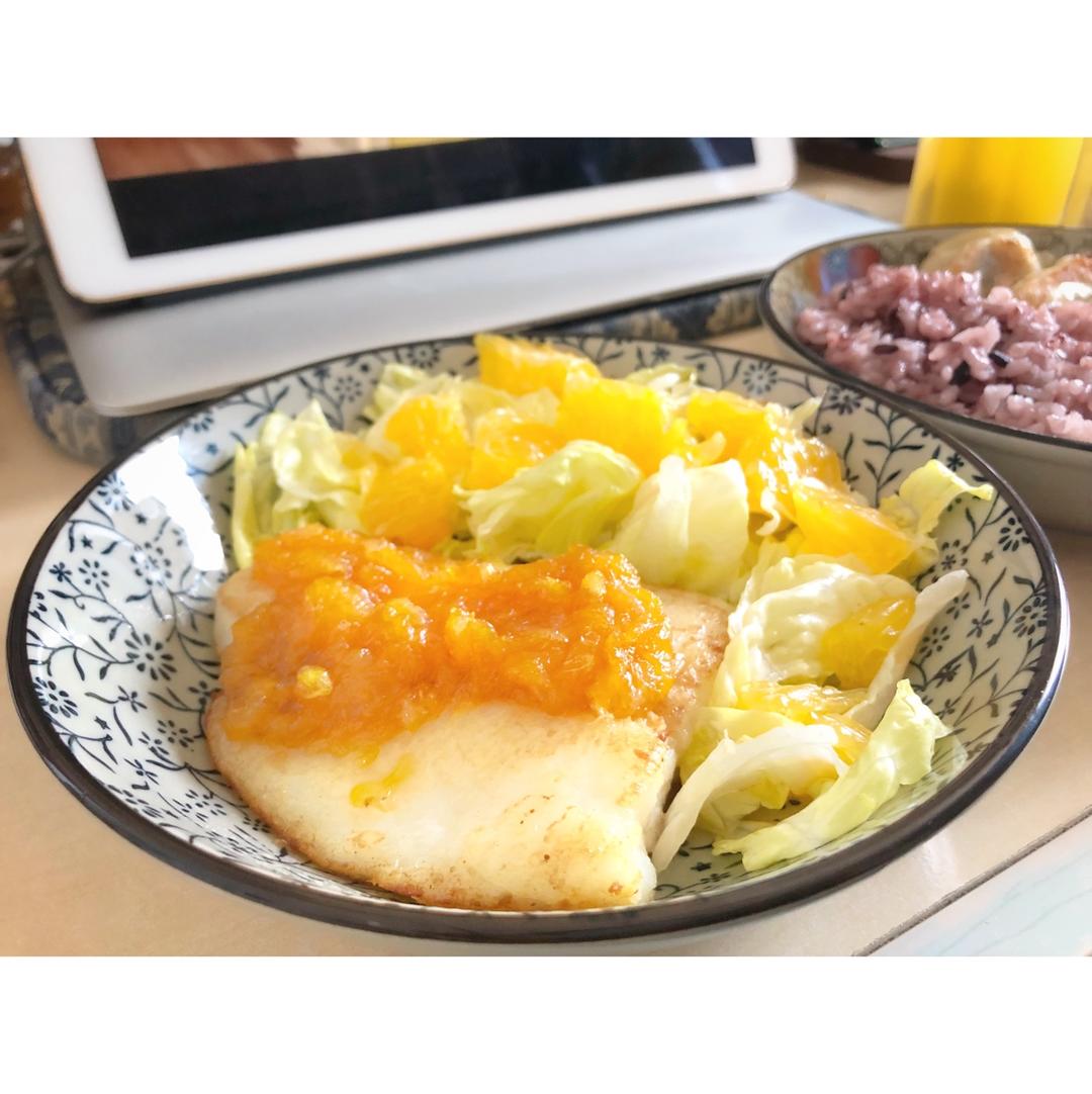 煎巴沙鱼配香橙酱汁