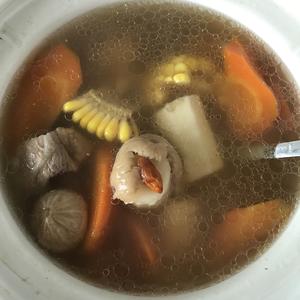 红萝卜玉米淮山扇骨汤的做法 步骤2