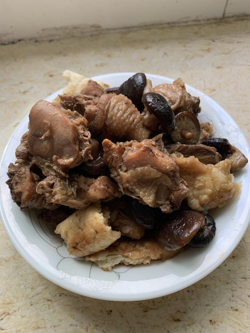 厨师长教你：“小鸡炖蘑菇”的家常做法，汤鲜肉美味，先收藏起来