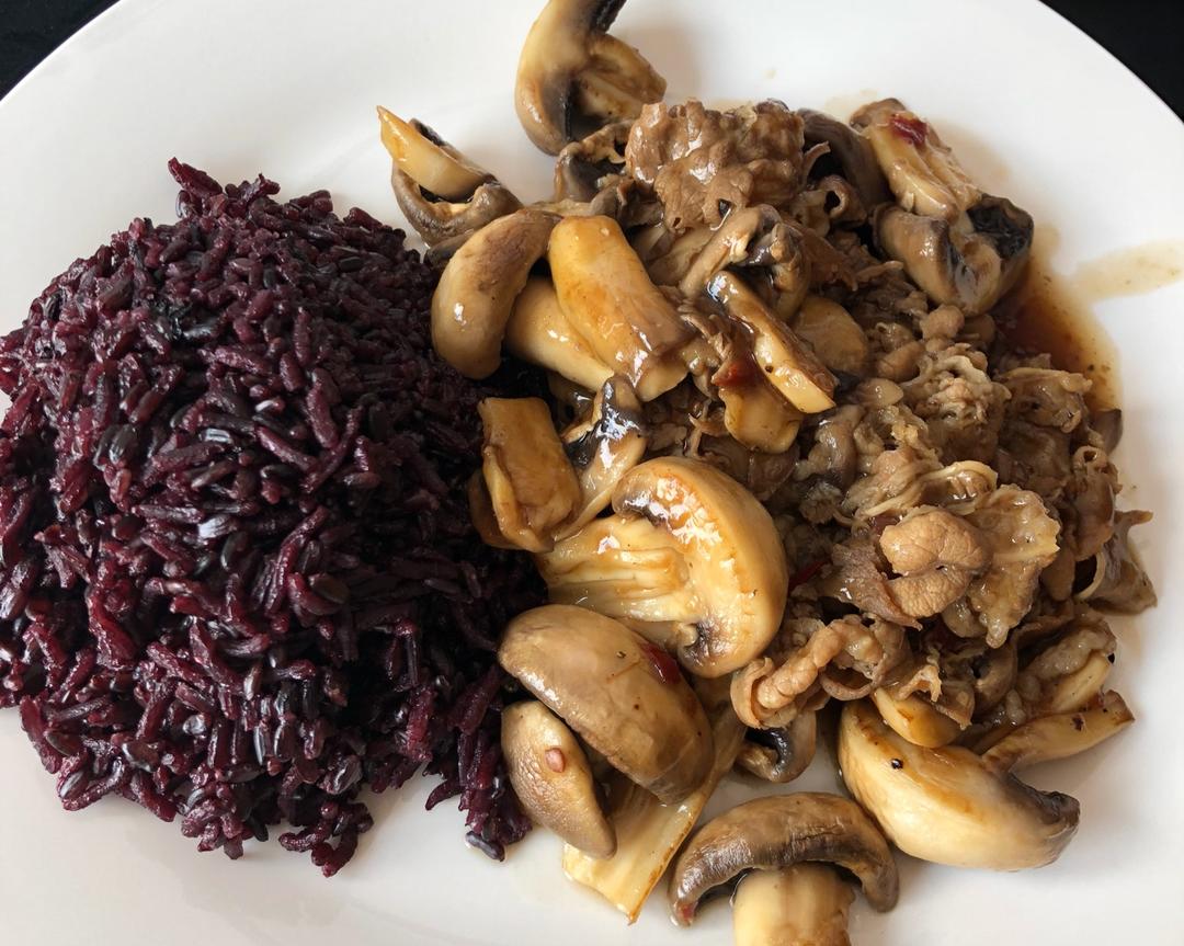 肥牛蘑菇盖饭