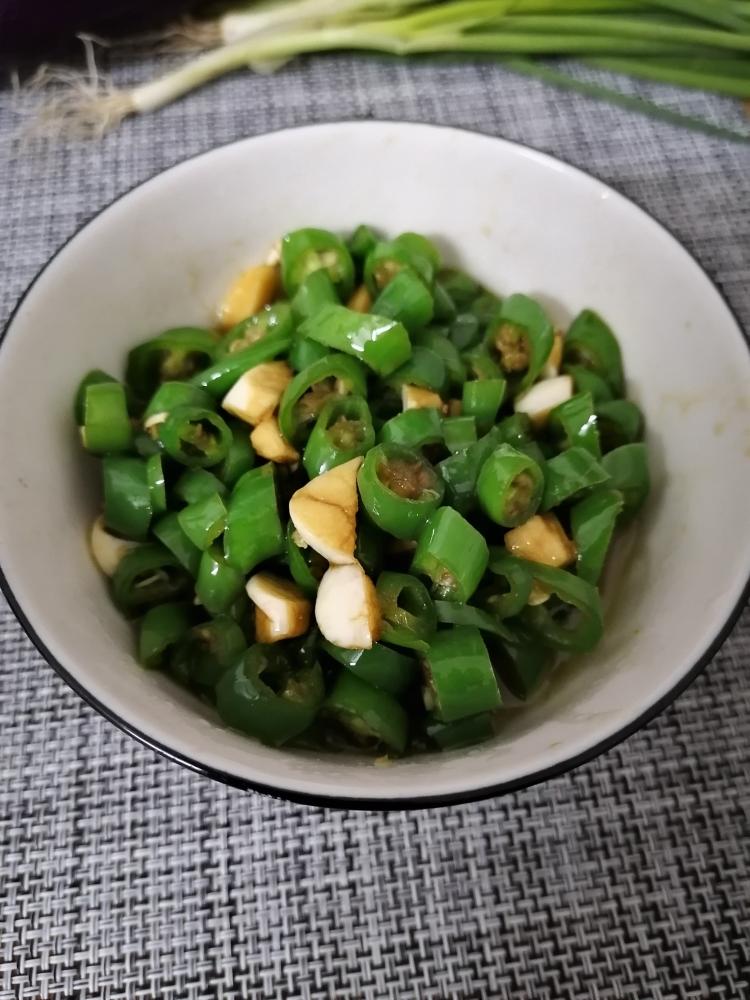 酱油,蒜,花生油酱油辣椒圈的做法蒜切碎,跟生抽放碗里,青线椒放油炒断
