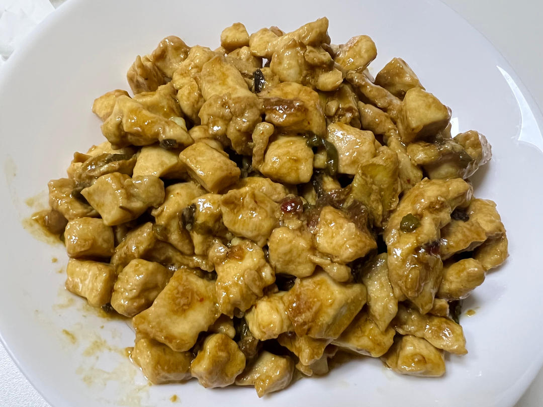 厨师长教你：“大葱爆鸡胸肉”的家常做法，好吃不柴，下饭一绝