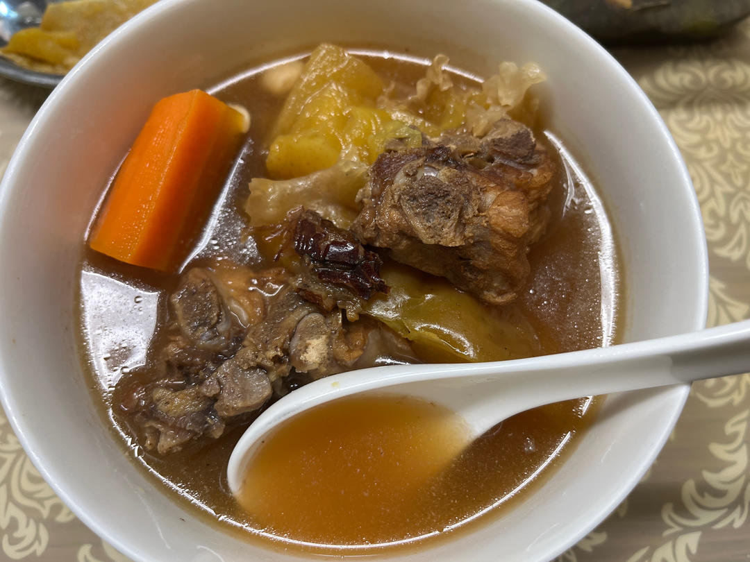南杏北杏猪骨苹果汤【5月北鼎珐琅铸铁锅食谱】