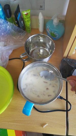 鸡肉蘑菇奶油浓汤配奶油意面（宿舍版）的做法 步骤4